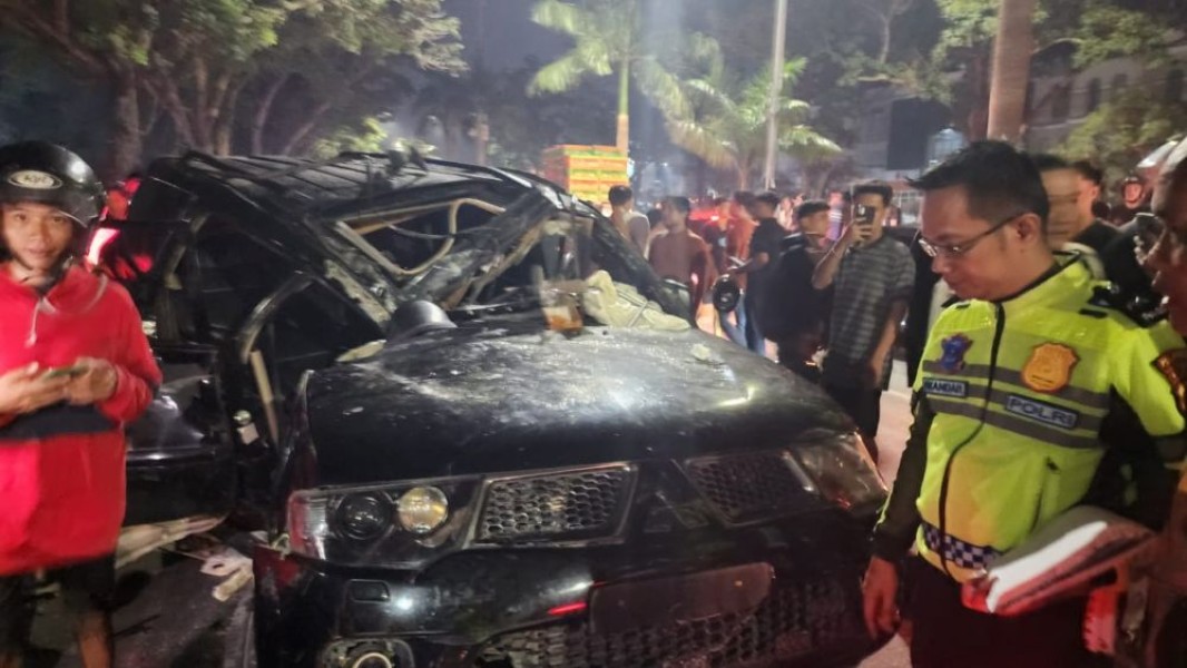 Pelajar SMA Bawa Mobil Mewah dan Tabrak Tiang di Pekanbaru