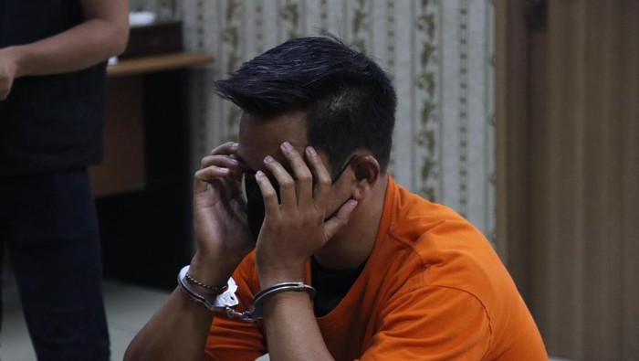 Potret Pelaku Pelecehan di Pesawat Tertunduk Berbaju Tahanan