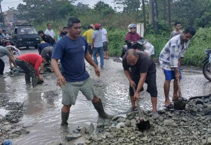 Jalan Suka Karya di Kampar Rusak Parah Warga Gotong Royong