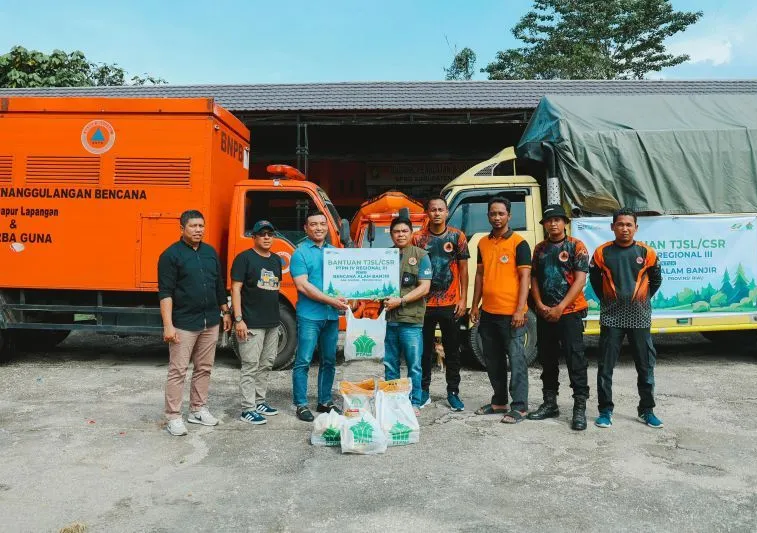 PTPN IV Regional III Salurkan 4 ton Sembako ke Korban Banjir Kampar