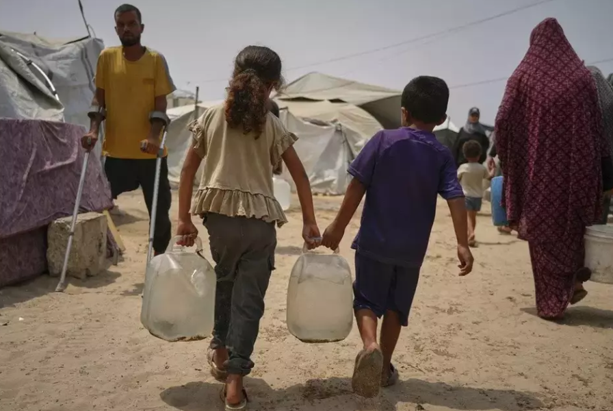 Kehausan, Warga Gaza Bertahan Hidup dari Minum Air Keruh yang Tercemar