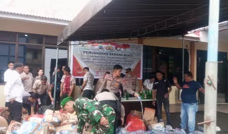 Polres Sangihe Musnahkan Ribuan Liter Miras Ilegal dan Obat Keras