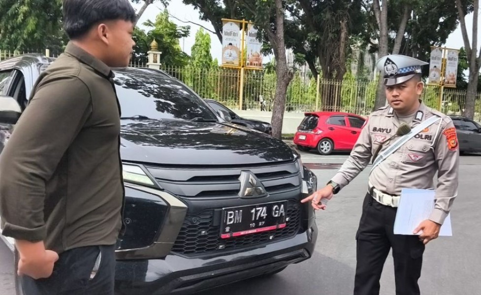 Razia TNKB di Jalan Sudirman: 15 Tilang Dikeluarkan, 10 Pasang Pelat Tidak Standar Disita