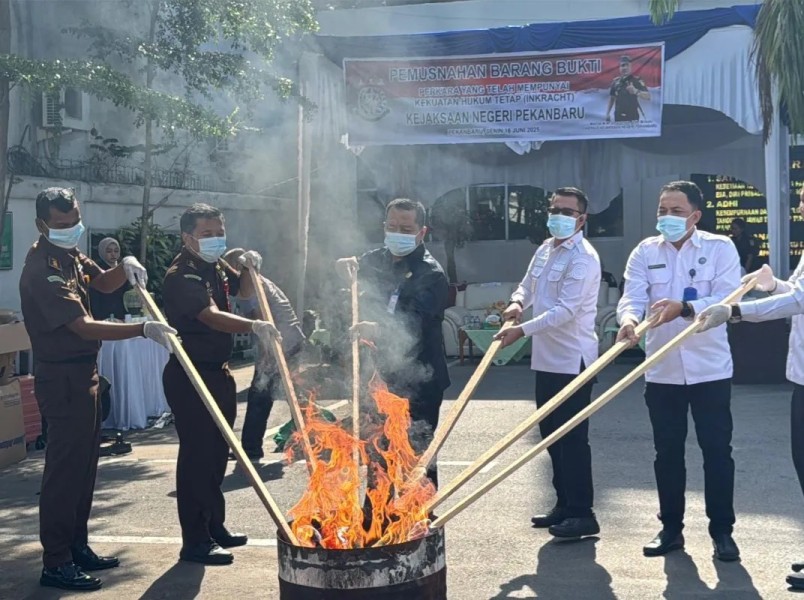 Kejari Pekanbaru Musnahkan Barang Bukti Dari 881 Perkara, Didominasi Kasus Narkotika