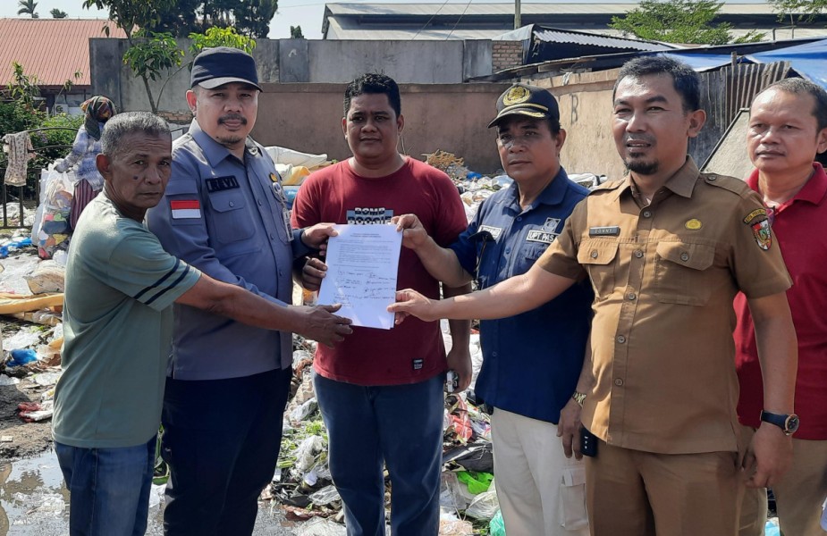 DLHK Pekanbaru Tata Tumpukan Sampah di TPS Pasar Arengka