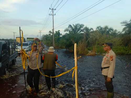 Banjir Km 83 Pelalawan Mulai Surut, Arus Lalu Lintas Dibuka Dua Jalur
