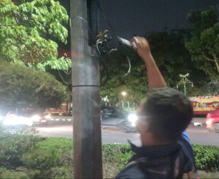 Nekat! OTK Curi Kabel Sumber Listrik LPJU di Jalan Sudirman