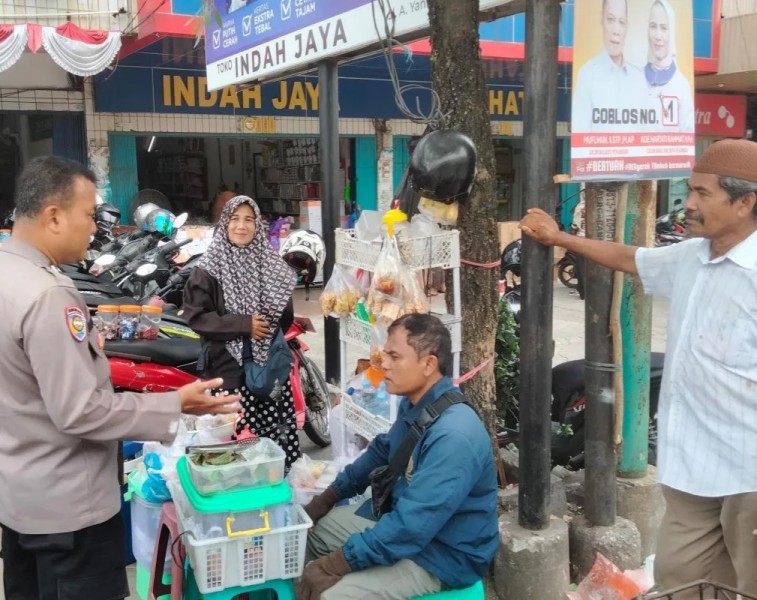 Bhabinkamtibmas Polsek Pekanbaru Kota Imbau Pedagang Waspada Segala Kejahatan