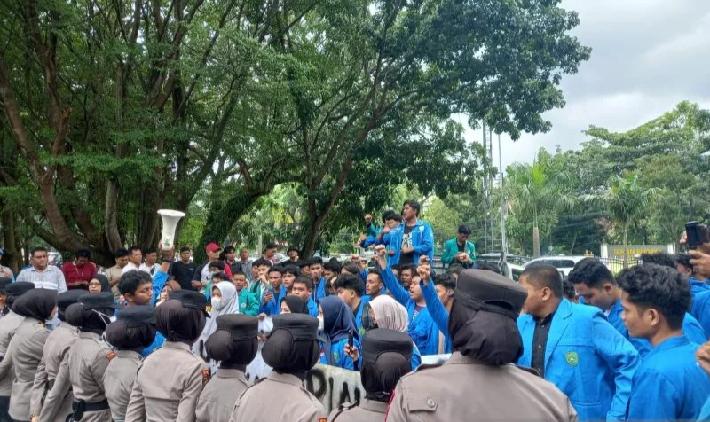 Mahasiswa Demo di DPRD Riau Protes Kebijakan Efisiensi