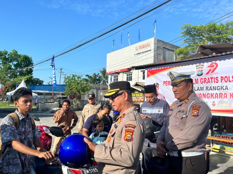Polsek Kandis Bagikan Helm Gratis Sambut Hari Bhayangkara ke-79