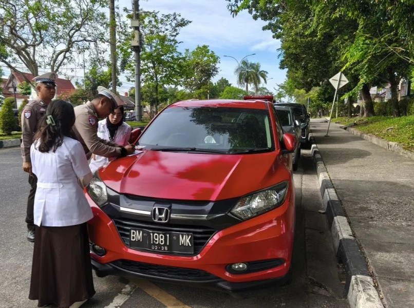 Parkir Sembarangan, Puluhan Kendaraan Ditilang di Depan RSUD Arifin Ahmad