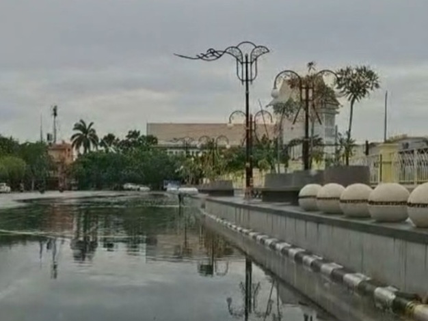 Drainase Tersumbat Sampah, Jalan SSK Pekanbaru Kebanjiran