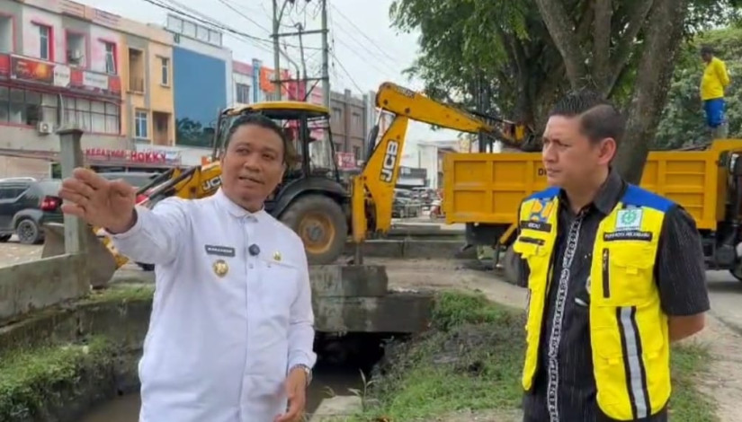 Masuk Program 100 Hari, Wawako Pekanbaru Tinjau Normalisasi Drainase Jalan Arifin Ahmad