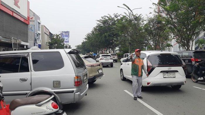 DPRD Pekanbaru Desak Wako Tertibkan Parkir Liar dan Gratiskan Parkir di Ritel