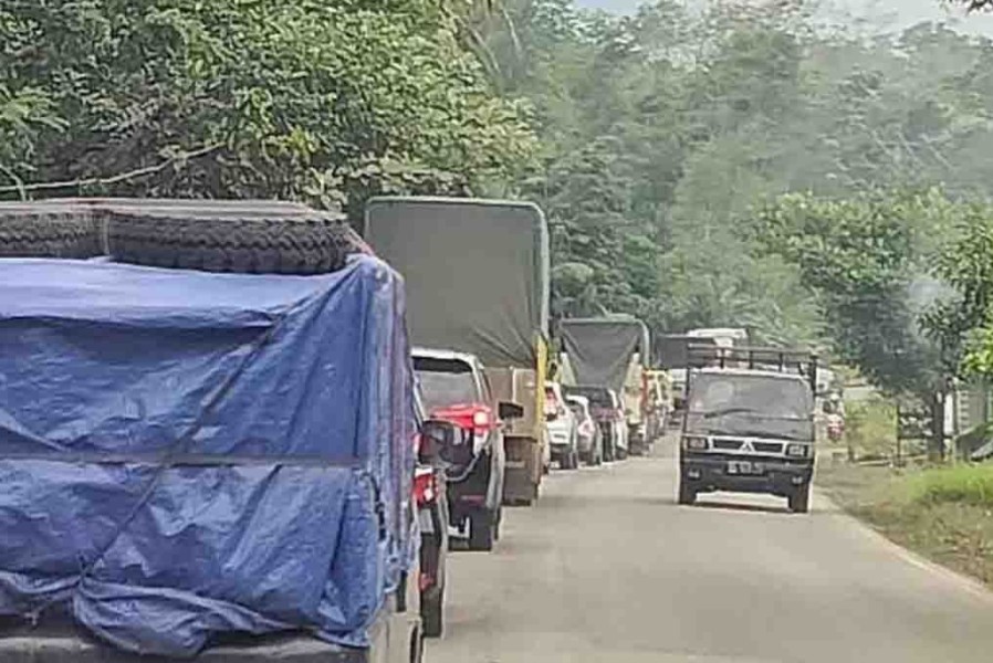 Jalur Lintas Riau - Sumbar Dipadati Kendaraan, Polisi Siaga di Titik Rawan Macet