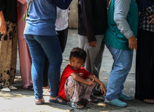 Masyarakat Rela Antre Demi Beras Murah di Kampus UTA45 Jakarta
