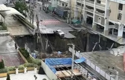 Lubang Raksasa Muncul di Depan RS Bangkok, Pasien Langsung Dievakuasi