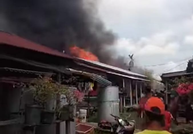 5 Rumah Warga di Pulau Halang Muka Rohil Musnah Dilalap Si Jago Merah