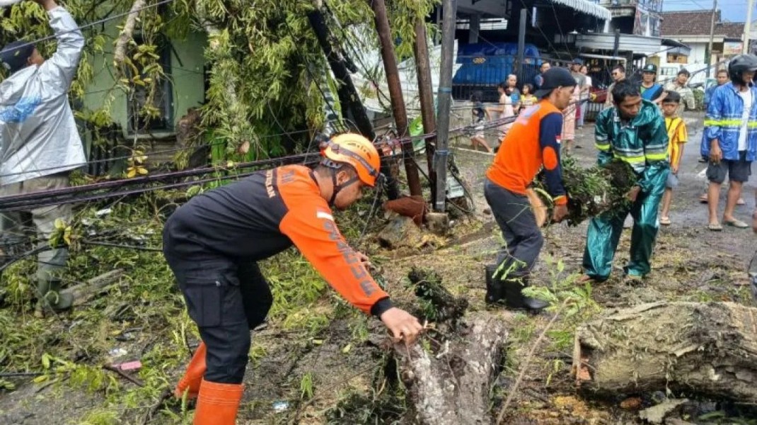 Jatim dan Jateng Dilanda Cuaca Ekstrem Dalam 24 Jam Terakhir  Sebabkan Korban Jiwa