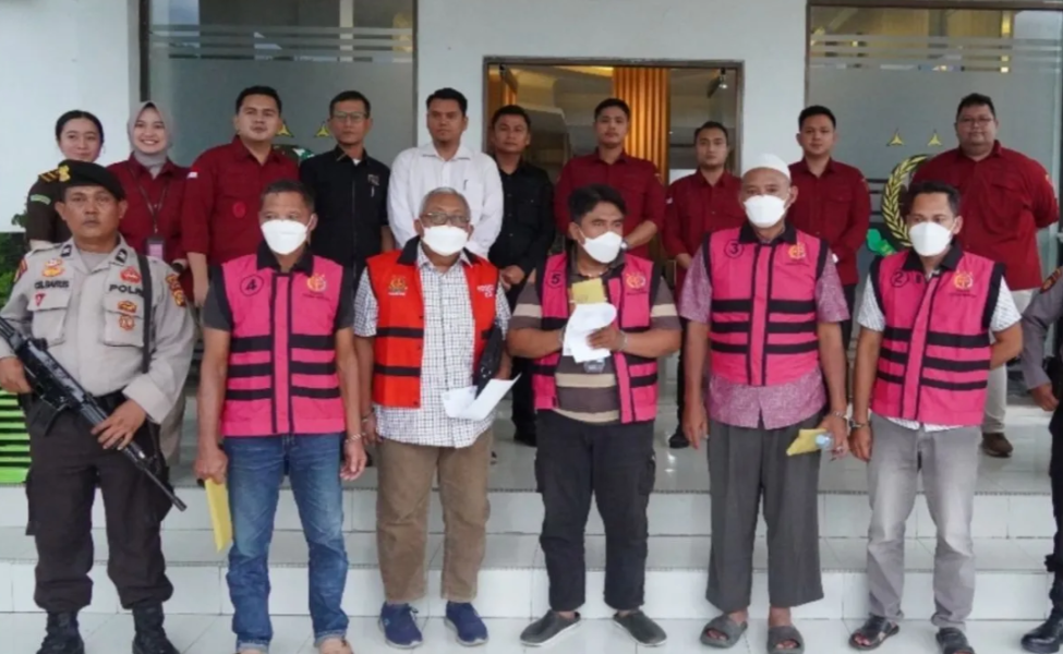 Kejari Siak tahan 5 tersangka dugaan korupsi pemberian kredit rugikan negara Rp9,9 miliar