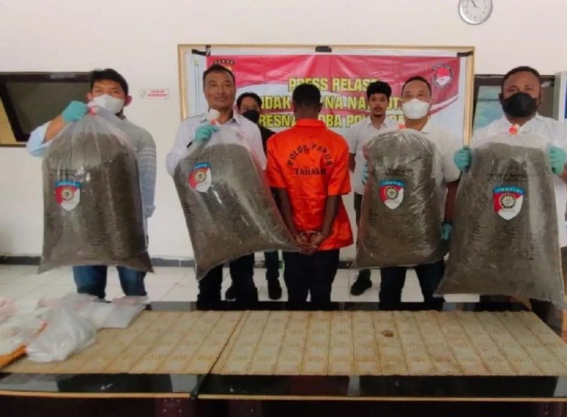 Polda Papua Tangkap Penyelundup Asal PNG Membawa 21 kg Ganja di Jayapura