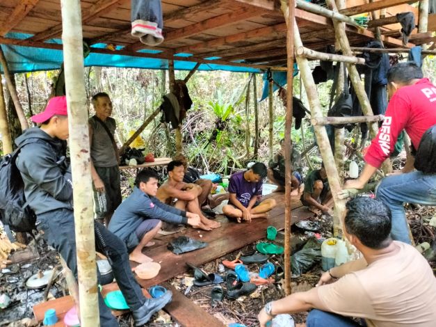 Lima Pelaku Illegal logging di PT BBHA Ditangkap  Polsek Bukit Batu