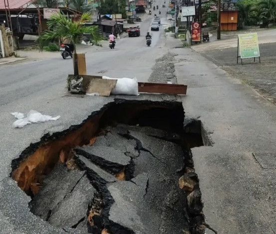 Jalan Lobak Amblas, Dinas PUPR Turunkan Alat Berat dan Siapkan Gorong-gorong Baru
