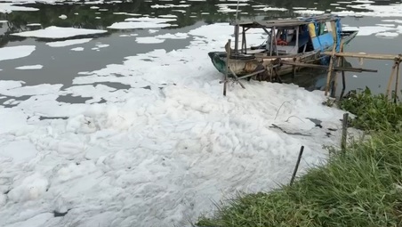 Kanal Banjir Timur Dipenuhi Busa, Nelayan Menjerit Sulit Cari Ikan