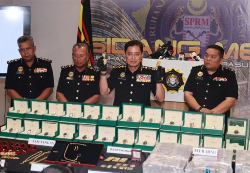 Penggerebekan Anti-Korupsi, 26 Rolex dan Aset Rp47,39 M Disita dari Rumah Istri Eks KSAD