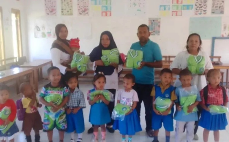 PT PBJ Beri Bantuan p Perlengkapan Sekolah di Pulau Buru