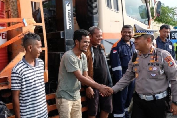 Polda Riau Kirim Alat Berat dan Kontainer Pendingin ke Lokasi Bencana Sumbar