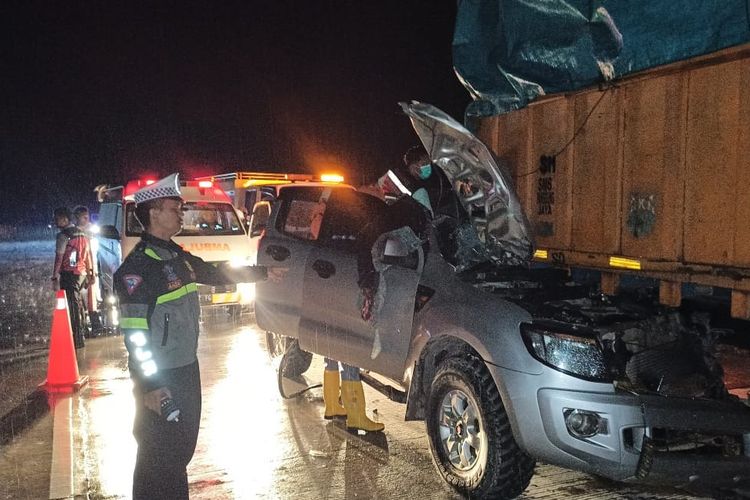 Mobil Tabrak Fuso di Tol Pekanbaru-Bangkinang 2 Orang Tewas,  Salah satunya  Camat Kampar