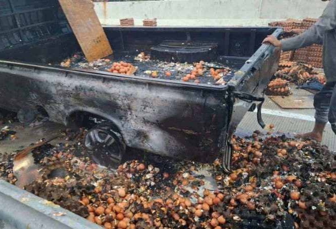Mobil Pikap Pembawa Telur Yang Terbakar Di Tol Pekanbaru - XIII Koto Kampar.