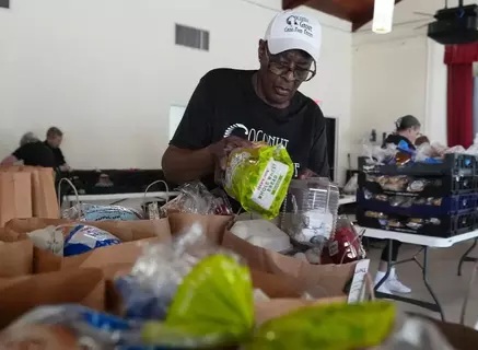 PNS AS Antre Bantuan Makanan Akibat Shutdown