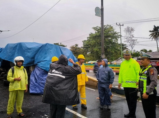 Sopir Diduga Mengantuk, Truk Tangki BBM Terguling di Flyover Harapan Raya