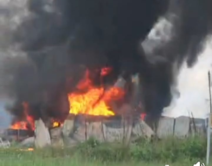 Gudang di Banjar XII Tanah Putih Rohil Terbakar Hebat, Warga Duga Tempat Penyimpanan BBM