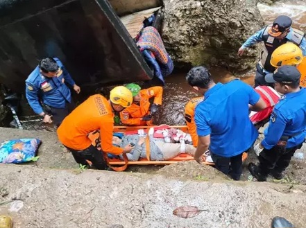 Mobil Boks Jatuh ke Jurang di Flyover Kelok Sembilan, 7 Orang Terluka