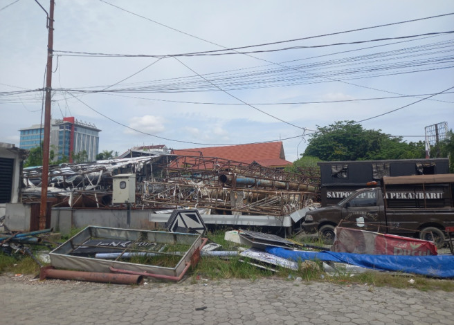 Tak Ada Tempat, Tiang Baliho Ilegal Yang Dipotong Menumpuk di MPP