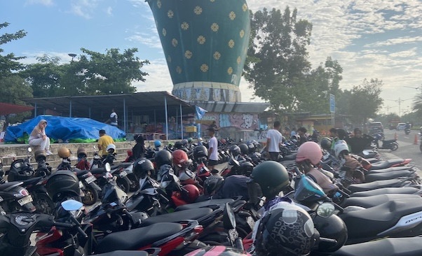 Pengunjung Stadion Utama Riau Keluhkan Jukir yang Masih Minta Tarif Parkir Lama