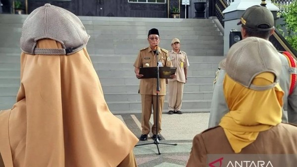 Dicari-cari KPK, Gubernur Kalsel Tersangka Suap Muncul Pimpin Apel