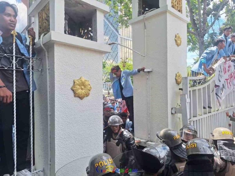 Demo, Mahasiswa Unri Geruduk Kantor Gubernur Riau Hingga Jebol Pagar
