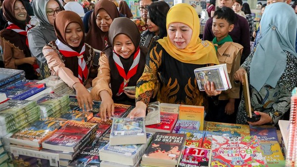 Khofifah Dorong Inovasi Digital pada  Hari Perpustakaan Sekolah Internasional