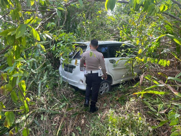 Pengendara Motor Luka, Mobil Banting Stir Masuk ke Hutan Pinggir Jalan