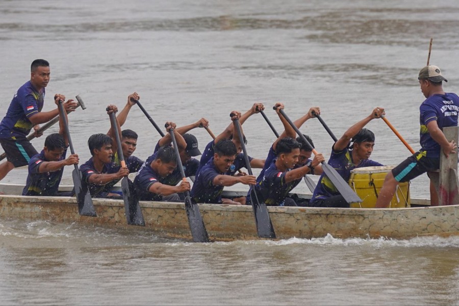 Ratusan Warga Ramaikan Pacu Sampan Buluh Cina