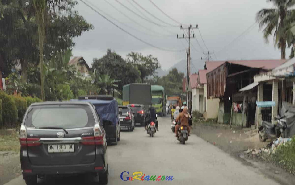 Jalur Sumbar - Riau Macet Parah, Antrean Kendaraan Capai 22 Kilometer