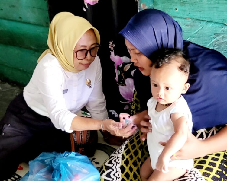 Kunjungi Pasien KIPI, Kadiskes Inhu Tegaskan Kejadian Medik Pasca Imunisasi Dapat Disembuhkan