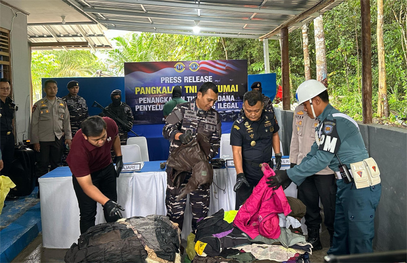 TNI Gagalkan Penyelundupan Pakaian Bekas Impor dari Malaysia