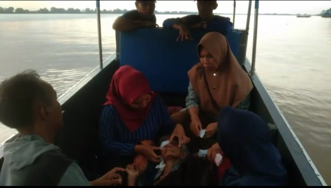Sirine Ambulance Apung Polairud Kembali Menyala Evakuasi Lansia Pupil Matanya Keluar ke Rumah Sakit Sriwijaya Palembang