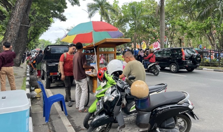 Aksi Demo di DPRD Riau Tak Surutkan Semangat PKL Dadakan Cari Rezeki