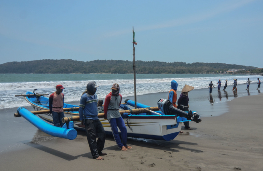 Terombang-ambing 2 Hari, 3 Nelayan RI Diselamatkan Tanker Malaysia